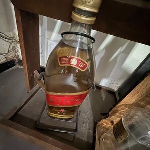 Porrón Johnnie Walker Red Label de 5 Litros con Soporte Volcador - imagen 2