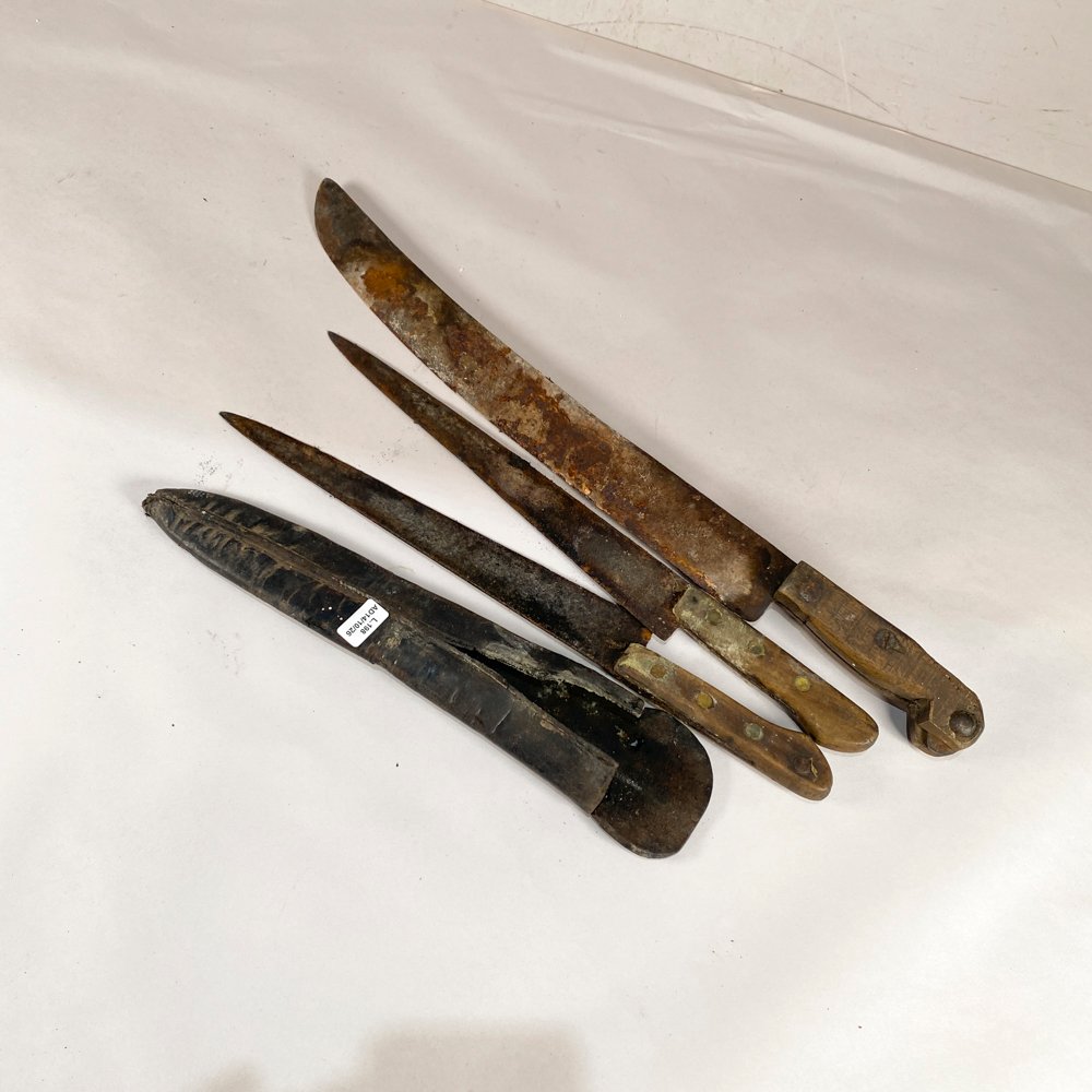 Lote de 3 machetes y 2 cuchillos con funda