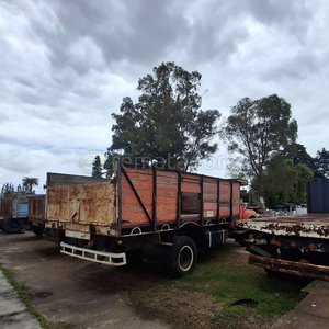 Lote siguiente: Camiones y Acoplados Antiguos para Carga