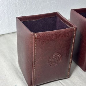 Set de Escritorio de Cuero Bordó con Grabados - imagen 5