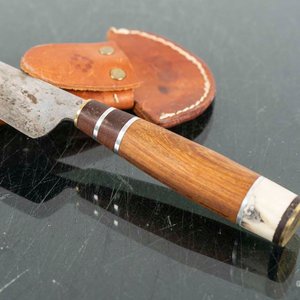 Cuchillo Artesanal con Mango de Madera y Vaina de Cuero - imagen 2