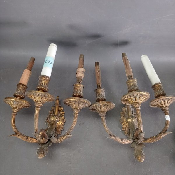 Dos Apliques de Bronce con Tres Luces y Diseño Clásico - imagen 1