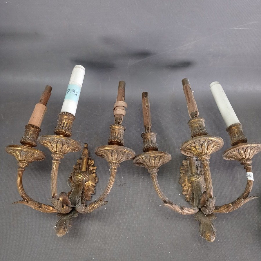 Dos Apliques de Bronce con Tres Luces y Diseño Clásico