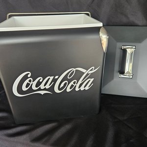 Conservadora Coca-Cola Negra de Chapa con Asa Metálica - imagen 3