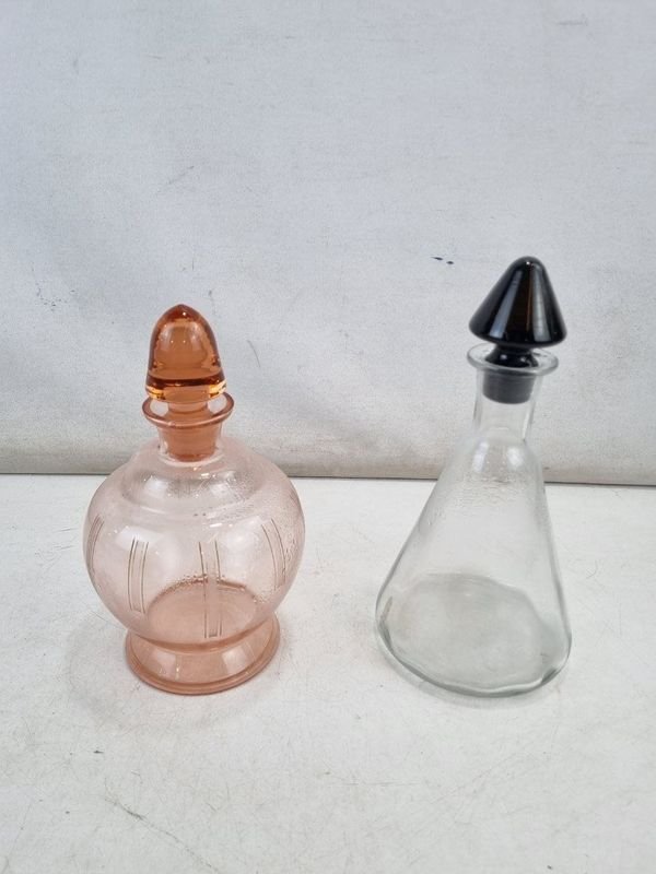 Set de 2 Frascos Decorativos de Vidrio: Salmon Acanalado y Triangular con Tapon Oscuro