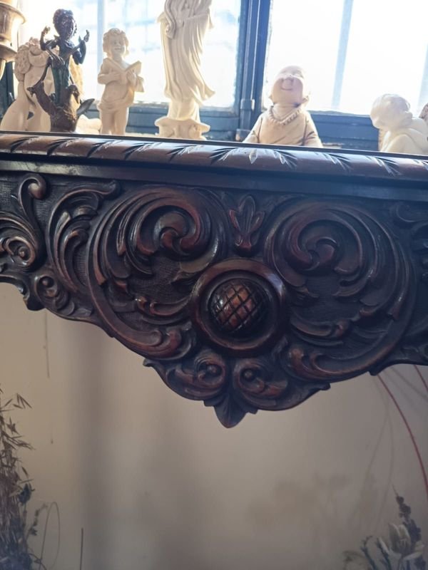 Consola de madera tallada con diseño alto y patas curvas - imagen 2