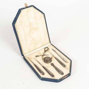 Lote anterior: Juego de Neceser de Plata con Estuche y Tijera