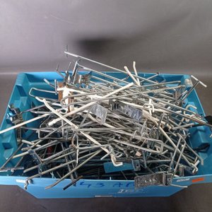 Lote anterior: Más de 140 perchas en metal para exhibir en diferentes formas y tamaños. 
