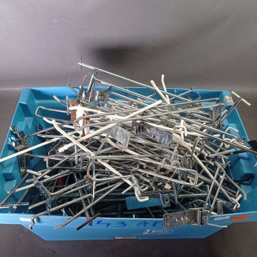 Más de 140 perchas en metal para exhibir en diferentes formas y tamaños.