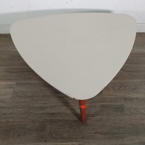 Mesa de Diseño Triangular con Tres Patas - imagen 1