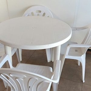Mesa Redonda de PVC Blanca con 4 Sillas Apilables - imagen 4