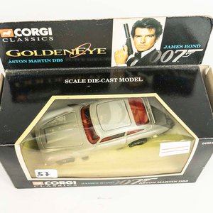 Auto Aston Martin de la película de James Bond Goldeneye escala 1/36 colección Corgi es su caja original. - imagen 2
