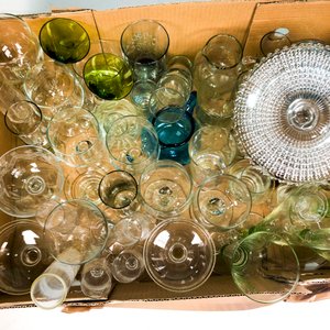 Lote de Cristalería Variada: Vasos, Copas y Jarra de Vidrio - imagen 3