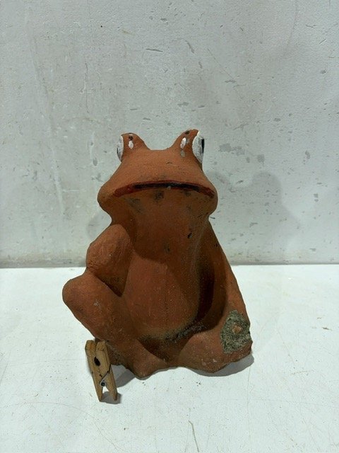 Sapo Decorativo de Cerámica Color Terracota