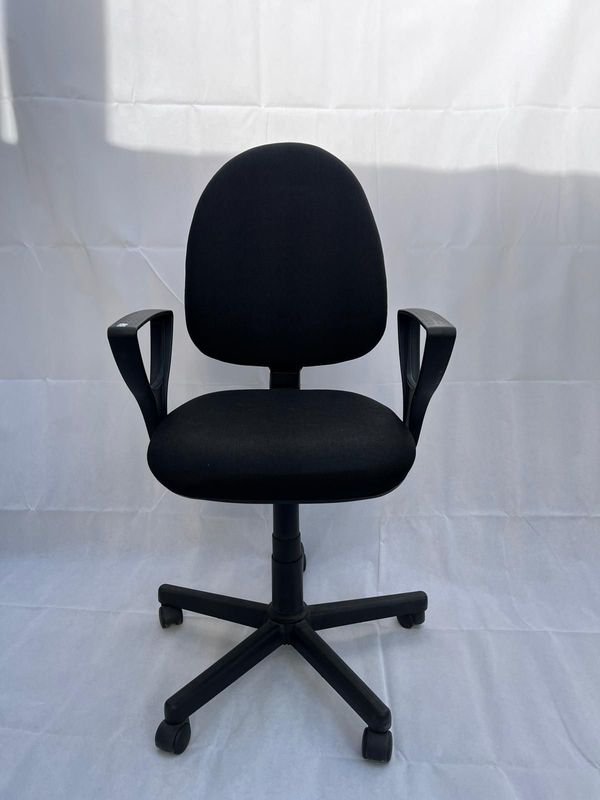 Silla de escritorio negra con diseño ergonómico - imagen 2