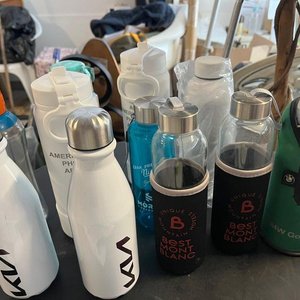 Lote de 11 Caramañolas y Botellas Reutilizables Varias - imagen 2