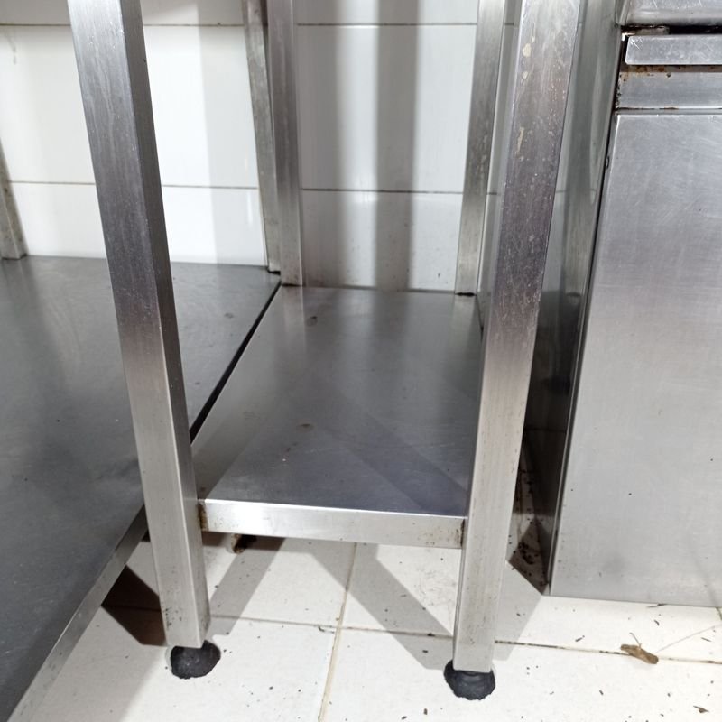 Mesa gastronómica en acero inoxidable con estantes - imagen 3