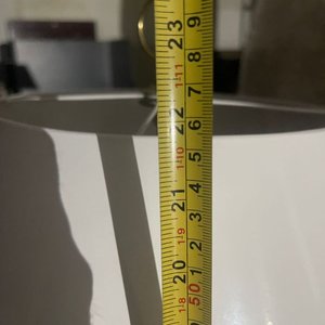 Lámpara de Mesa Clásica Madera y Bronce Dorado con Pantalla Blanca - imagen 6
