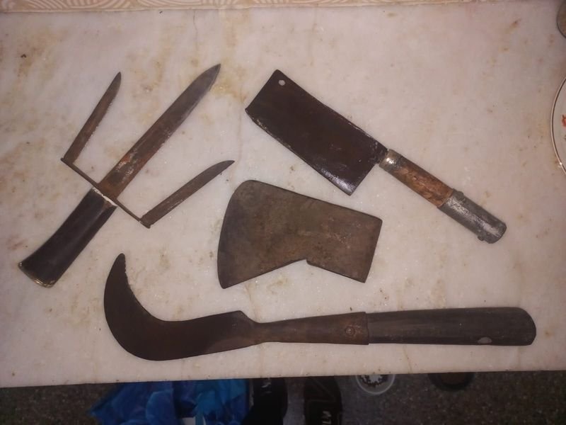 Lote de Herramientas Antiguas de Campo: Hacha, Cuchillo y Hoces