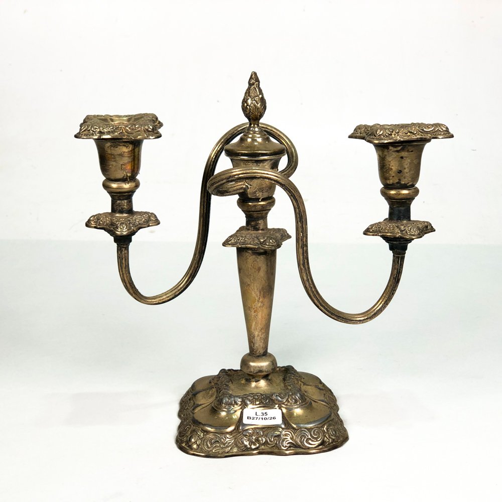 Candelabro de Metal Inglés Labrado para Tres Velas