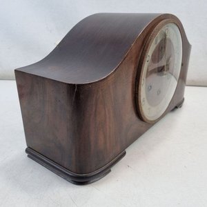 Antiguo Reloj de Sobremesa Junghans con Caja de Madera Curva y Maquinaria a la Vista - imagen 3