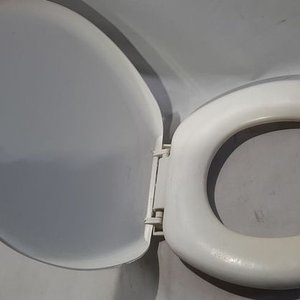 Tapa de Inodoro Blanca con Bisagras - imagen 2