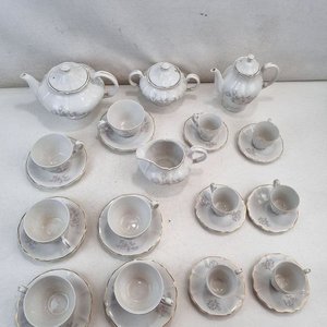 L 392 - 24 Piezas - Importante juego de té/café de Porcelana Olmos, industria uruguaya, con delicado diseño floral en tonos pasteles y realces dorados en bordes, completo y en excelente estado de conservación - imagen 3