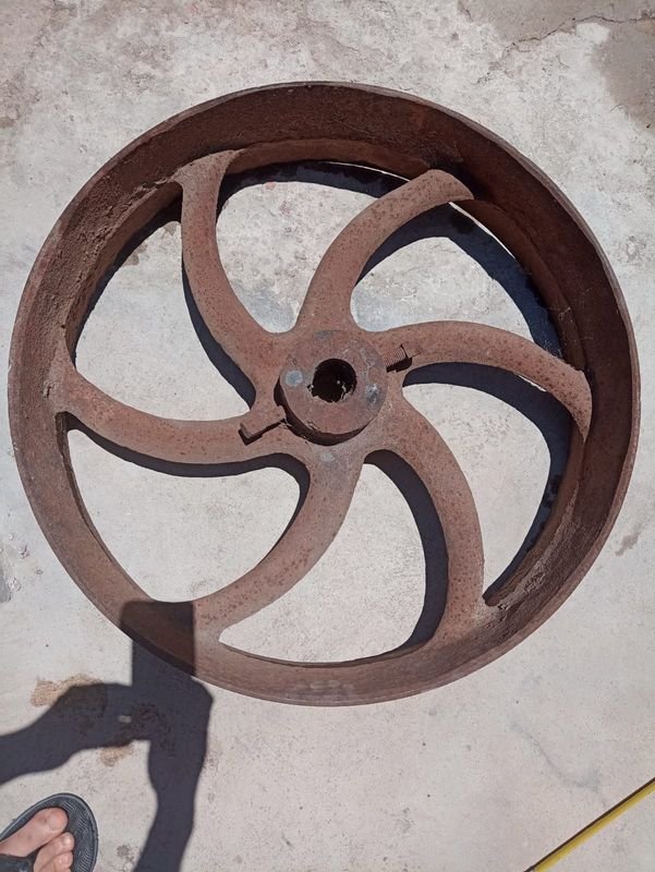 Rueda de hierro maciza para venta en subasta - imagen 2