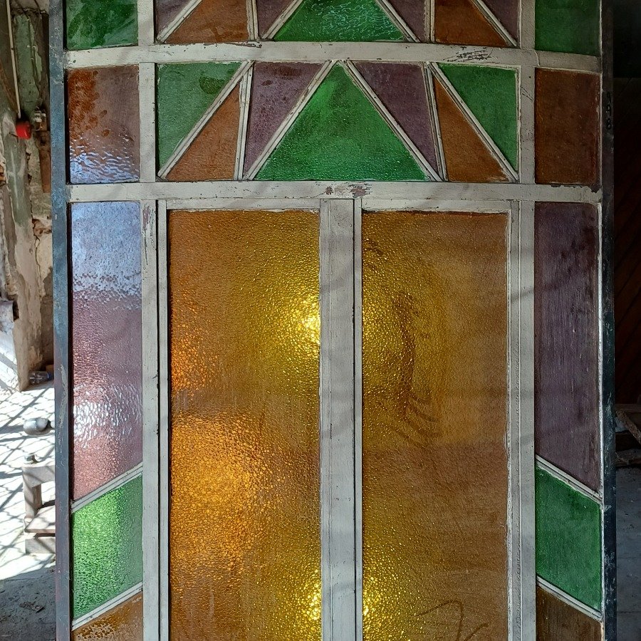 Ventana antigua curva con vidrio fantasía de colores - imagen 5