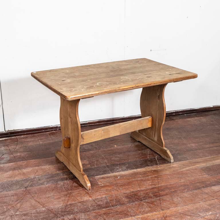 Lote anterior: Mesa de madera en pino rectangular sin lustrar y con manchas