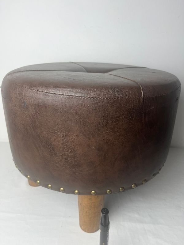 Lote anterior: Silla de cuero con patas de madera