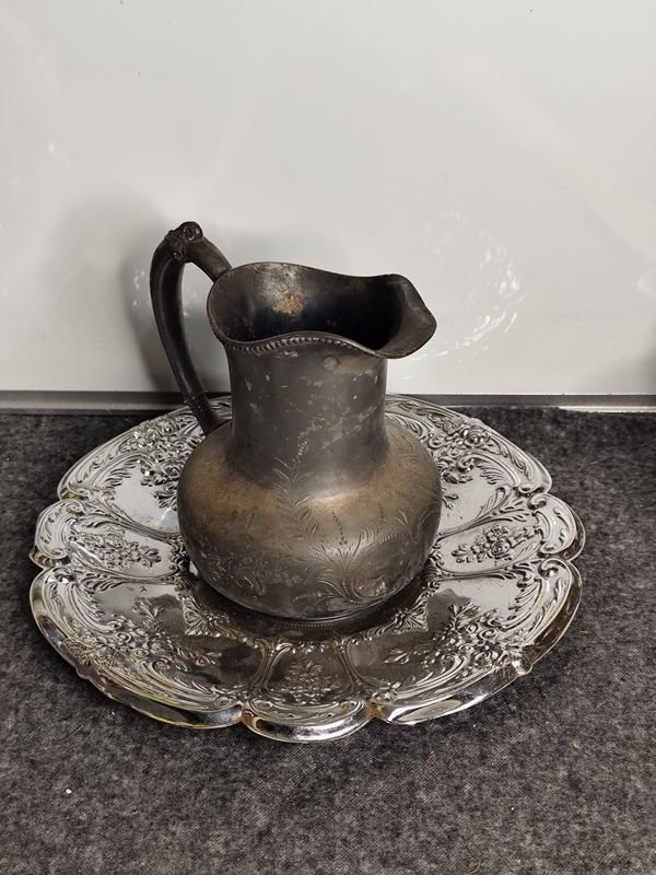 Jarra y Plato Decorativo "Superior Silver Co."