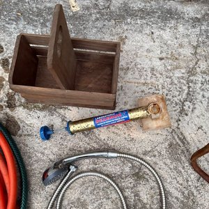 Lote de Mangueras, Carro de Compras, Matera de Madera y Más - imagen 4