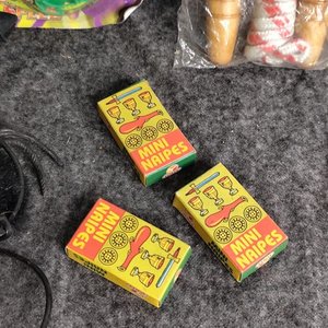 Lote de 6 Juguetes Antiguos: Trompo, Saltador y Mini Naipes - imagen 4