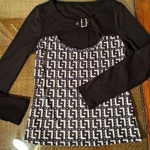Lote anterior: Remera Negra con Hebilla y Estampado Geométrico Talle M