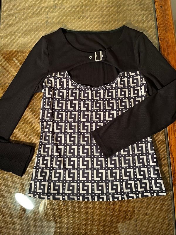 Remera Negra con Hebilla y Estampado Geométrico Talle M