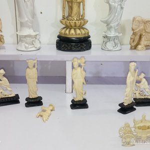 Lote de Adornos Orientales y Variados: Figuras, Elefantes, Floreros y Vasijas en Hueso, Piedra y Loza - imagen 7