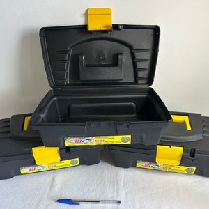 Set de 3 Cajas de Herramientas Plásticas Negras con Cierres Amarillos - imagen 3