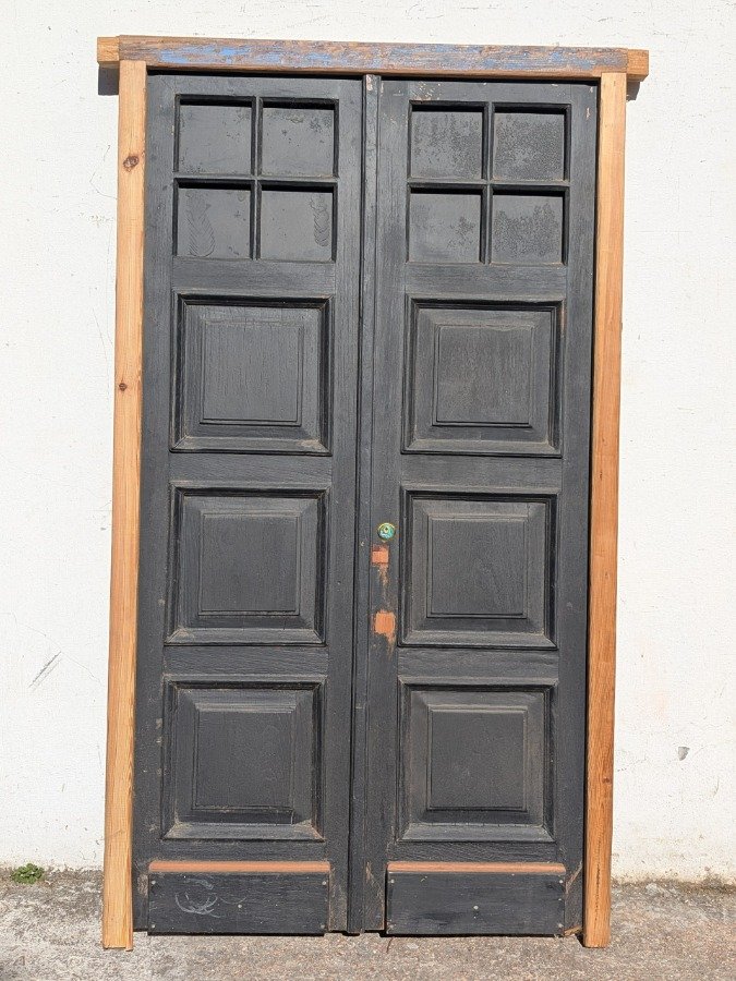 Lote siguiente: Puerta doble de cedro con marco de pinotea