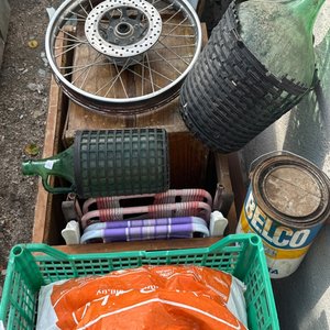Lote anterior: Cajón con Rueda de Moto, Botellones y Otros Objetos