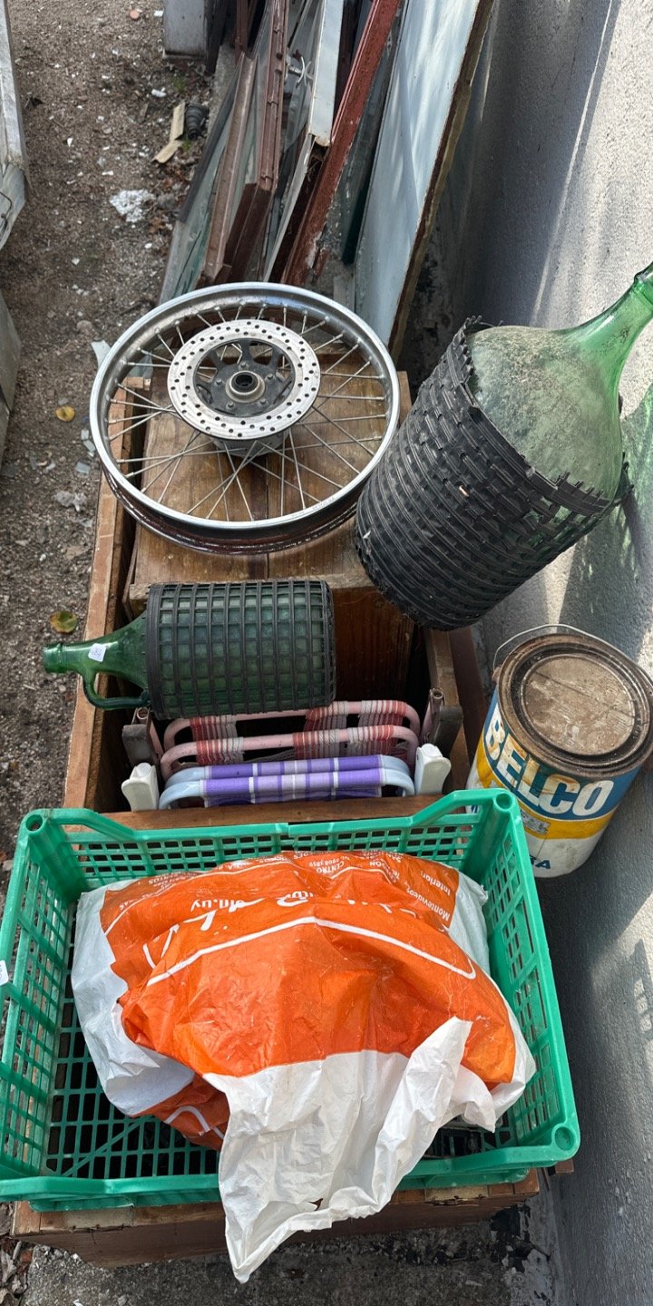 Cajón con Rueda de Moto, Botellones y Otros Objetos