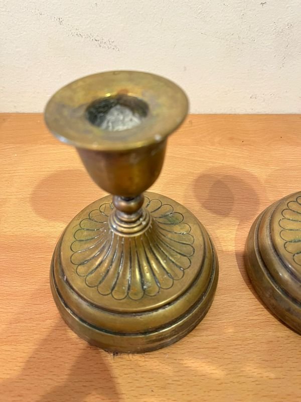 Portavelas de plata tallados con detalles ornamentales - imagen 3