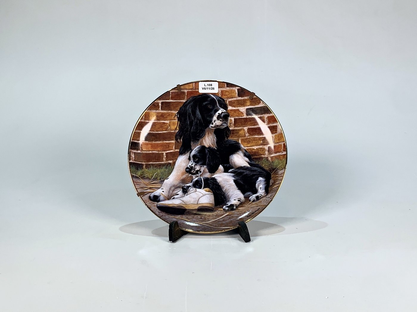 Plato de Porcelana Pintado a Mano "Perros" Firmado Nigel Hemming - 20 cm