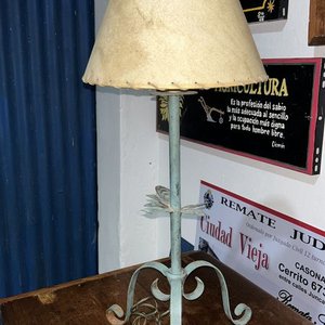 Lámpara de Mesa Antigua con Pantalla Beige y Base de Hierro Forjado Celeste - imagen 2