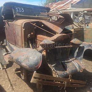Lote anterior: Automóvil Antiguo Rústico para Restaurar