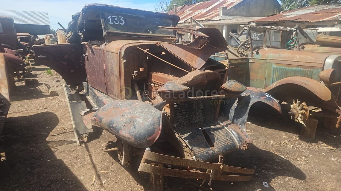Automóvil Antiguo Rústico para Restaurar