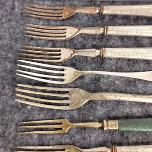 Lote de 7 Tenedores Antiguos con Detalles Ornamentales - imagen 7