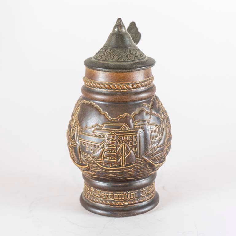 Lote siguiente: Jarra de cerveza de porcelana con relieve y tapa de metal