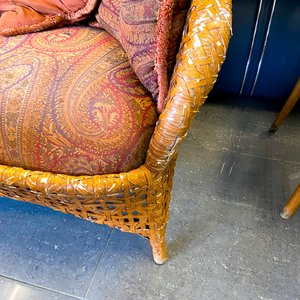 Sofá de mimbre con almohadones estampados - imagen 2