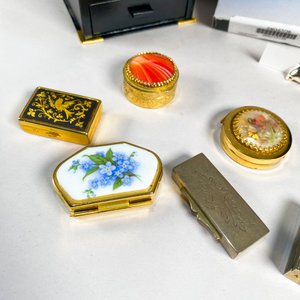 Lote de 12 Piezas: Pastilleros, Estuche Pierre Cardin y Tarjeteros Vintage con Diseño de Tortugas - imagen 3